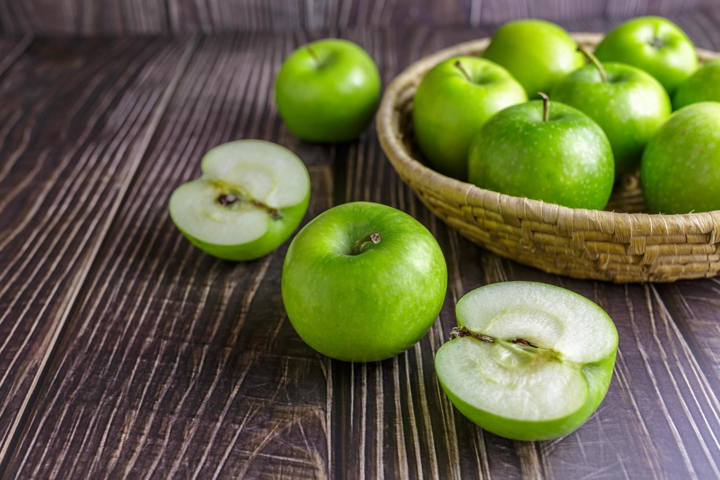 manzanas verdes en una canasta foto