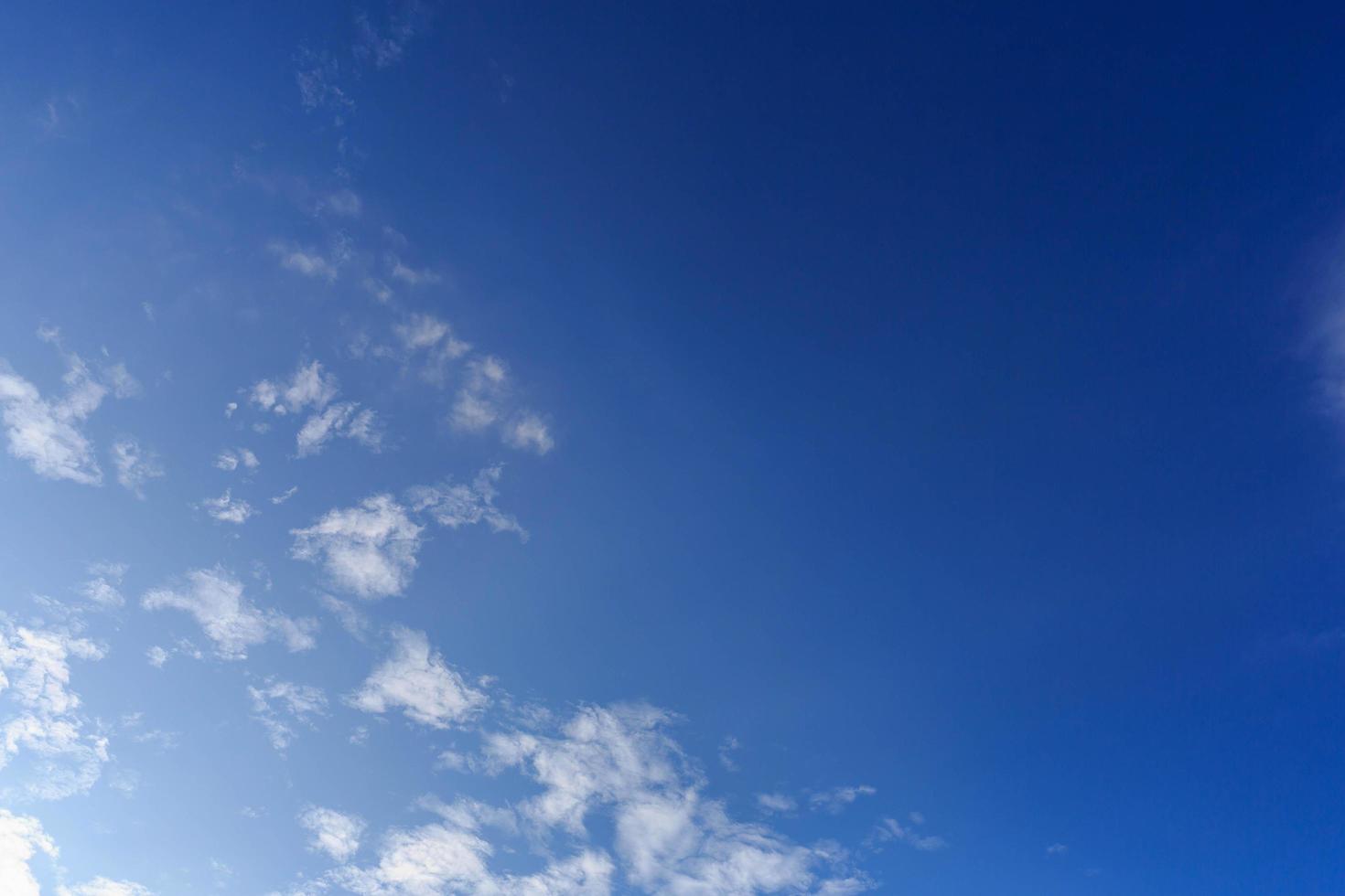 nube blanca en el cielo azul foto