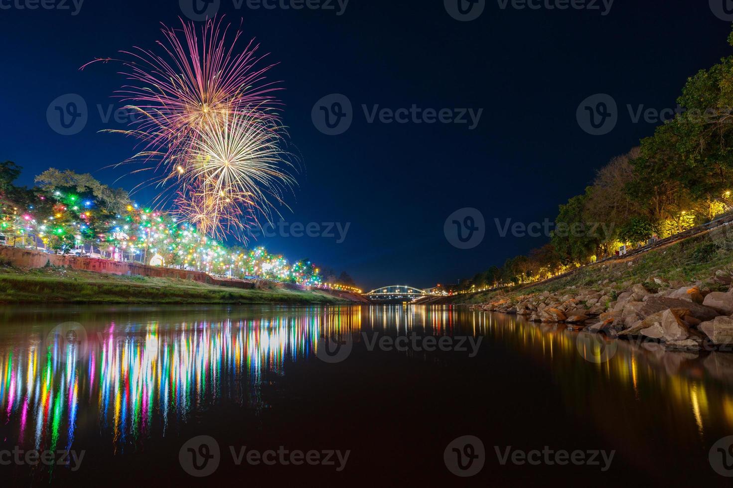 fuegos artificiales en el paseo marítimo con luces en phitsanulok, tailandia. foto