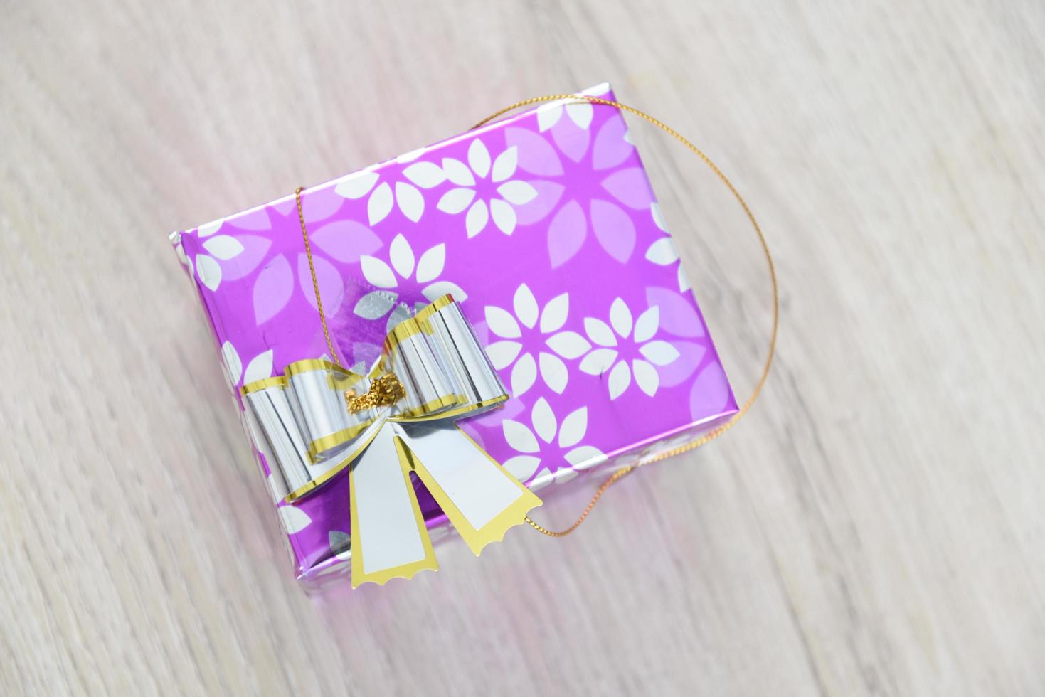caja de regalo rosa con lazo plateado. foto