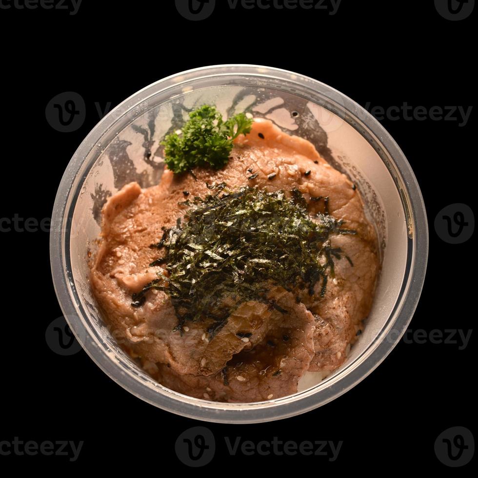 tazón de arroz con carne en un tazón de plástico foto
