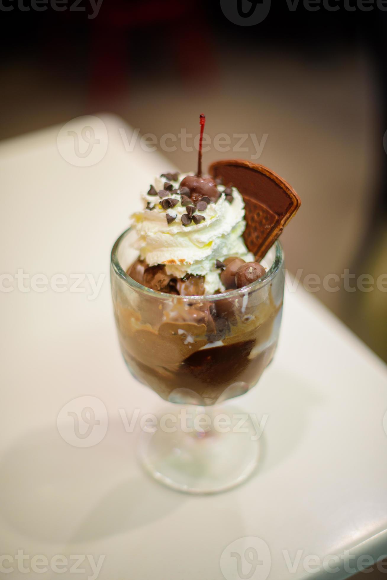 helado de chocolate con crema batida foto
