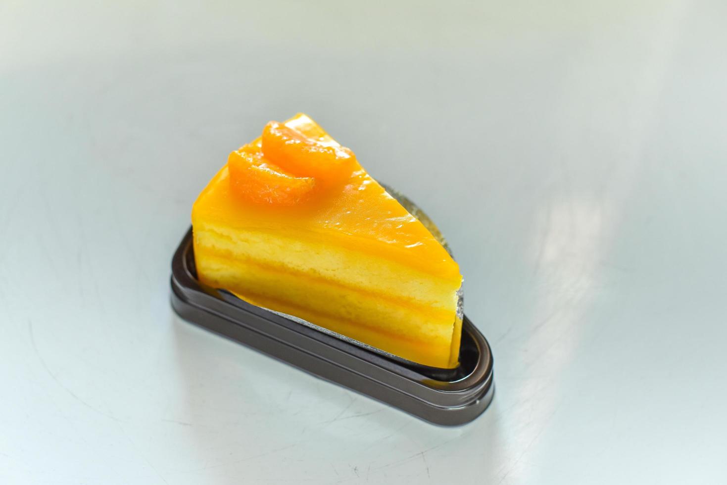 un pastel de naranja sobre un fondo blanco foto