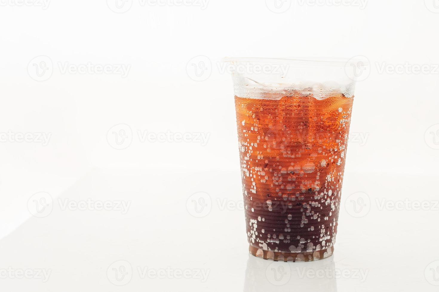 refresco en un vaso de plástico sobre un fondo blanco. foto