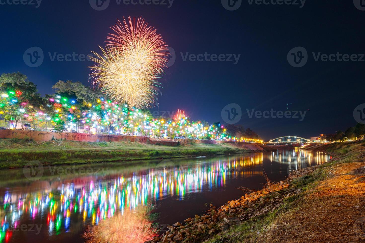 fuegos artificiales en el paseo marítimo con luces en phitsanulok, tailandia. foto