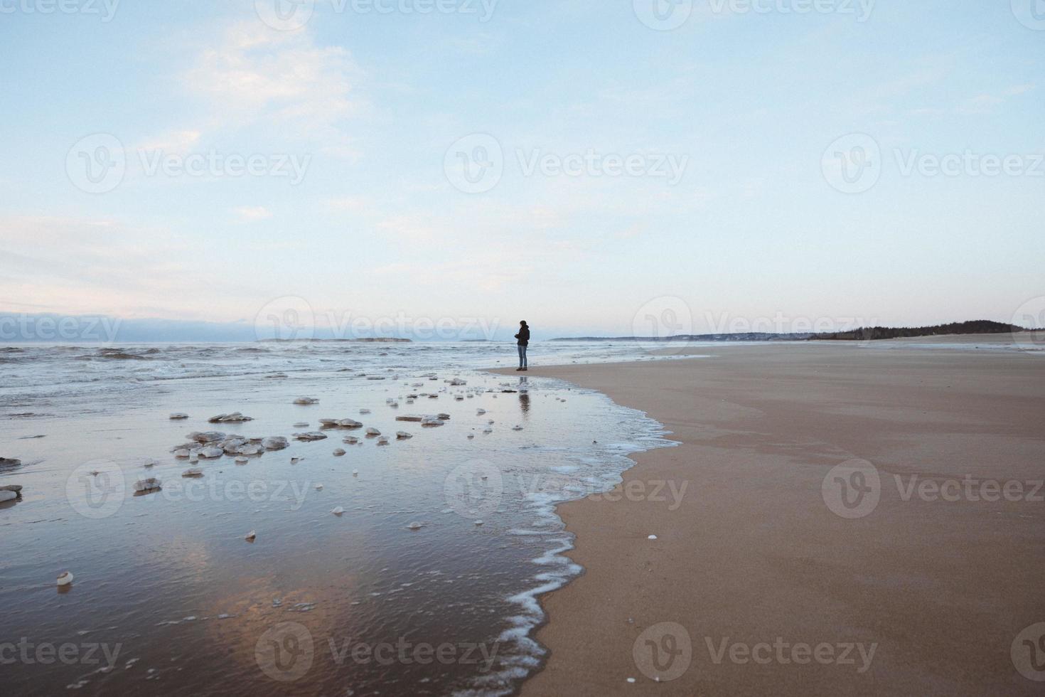 persona caminando en la playa foto