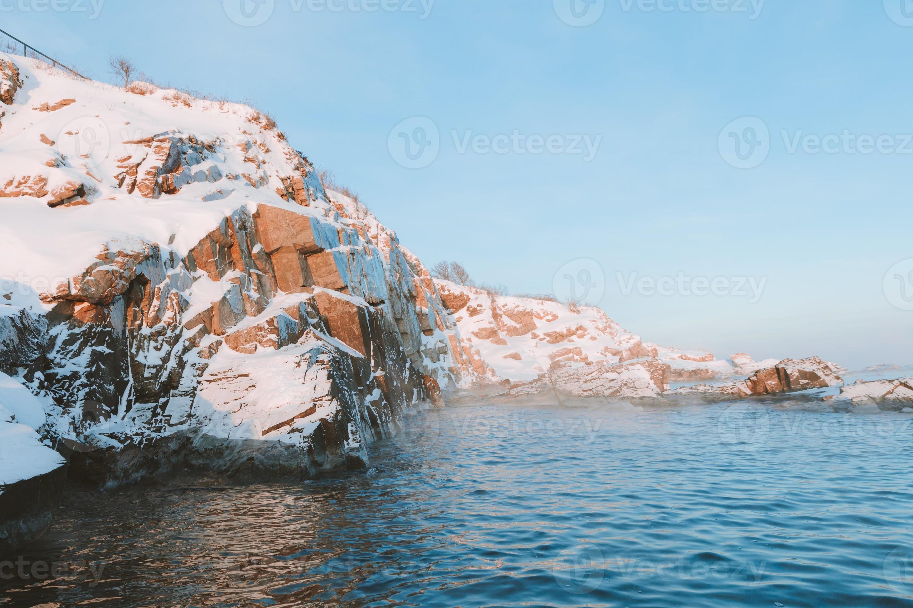 rocas nevadas y océano foto