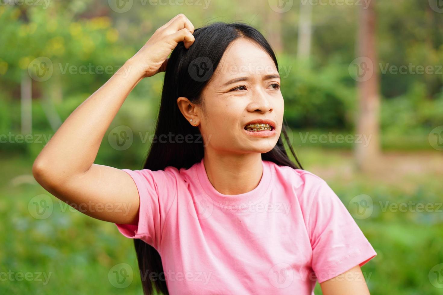 la mujer tiene picazón en la cabeza. foto