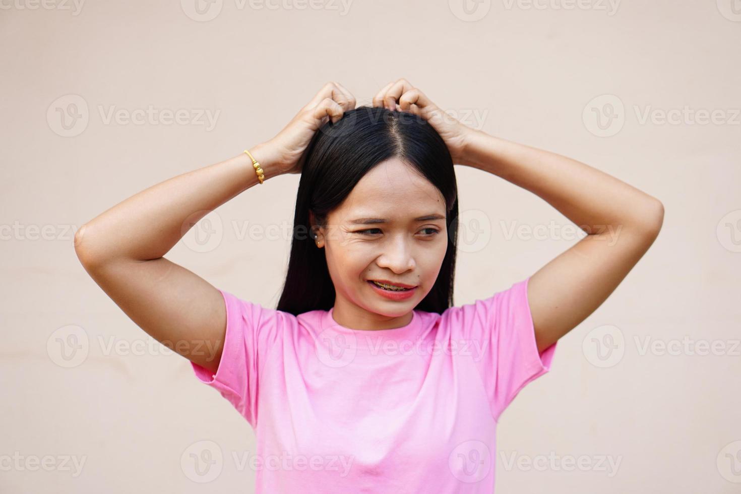 la mujer tiene picazón en la cabeza. foto