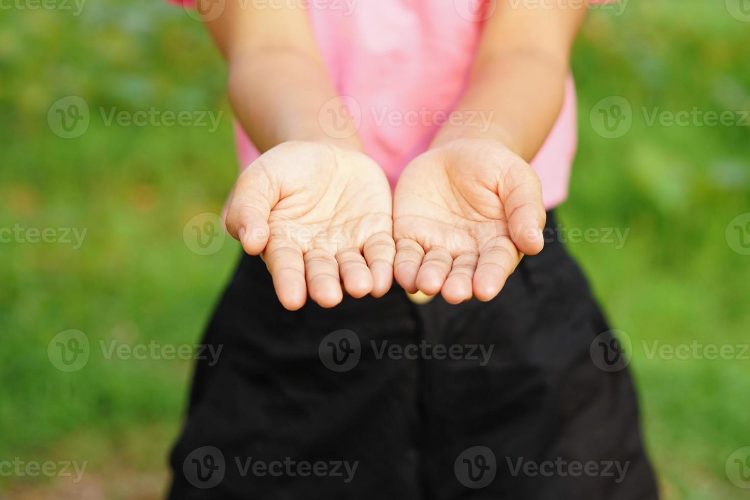 mujer extendiendo su mano al frente foto