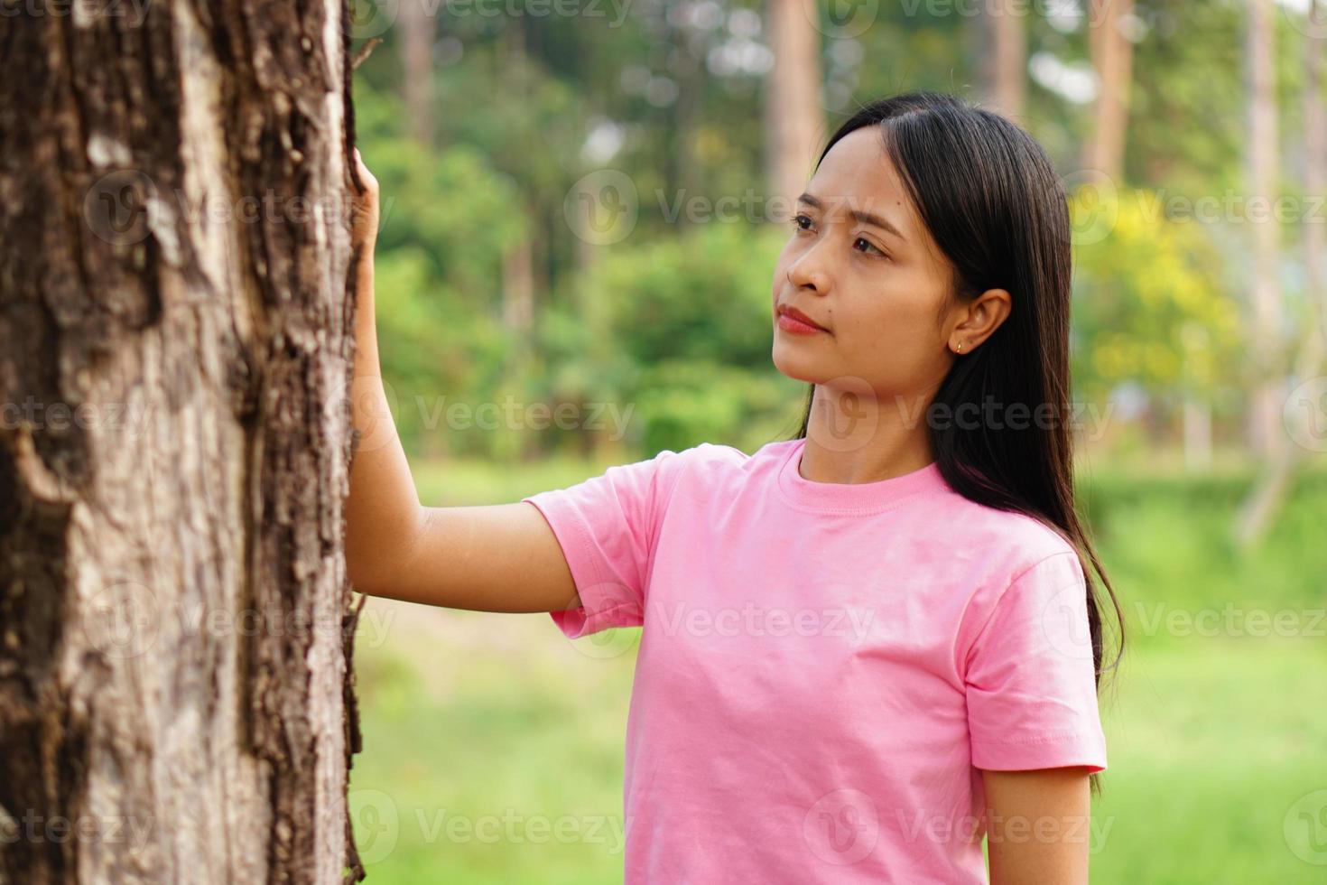 las mujeres asiáticas abrazan los árboles con amor, concepto de amor por el mundo foto