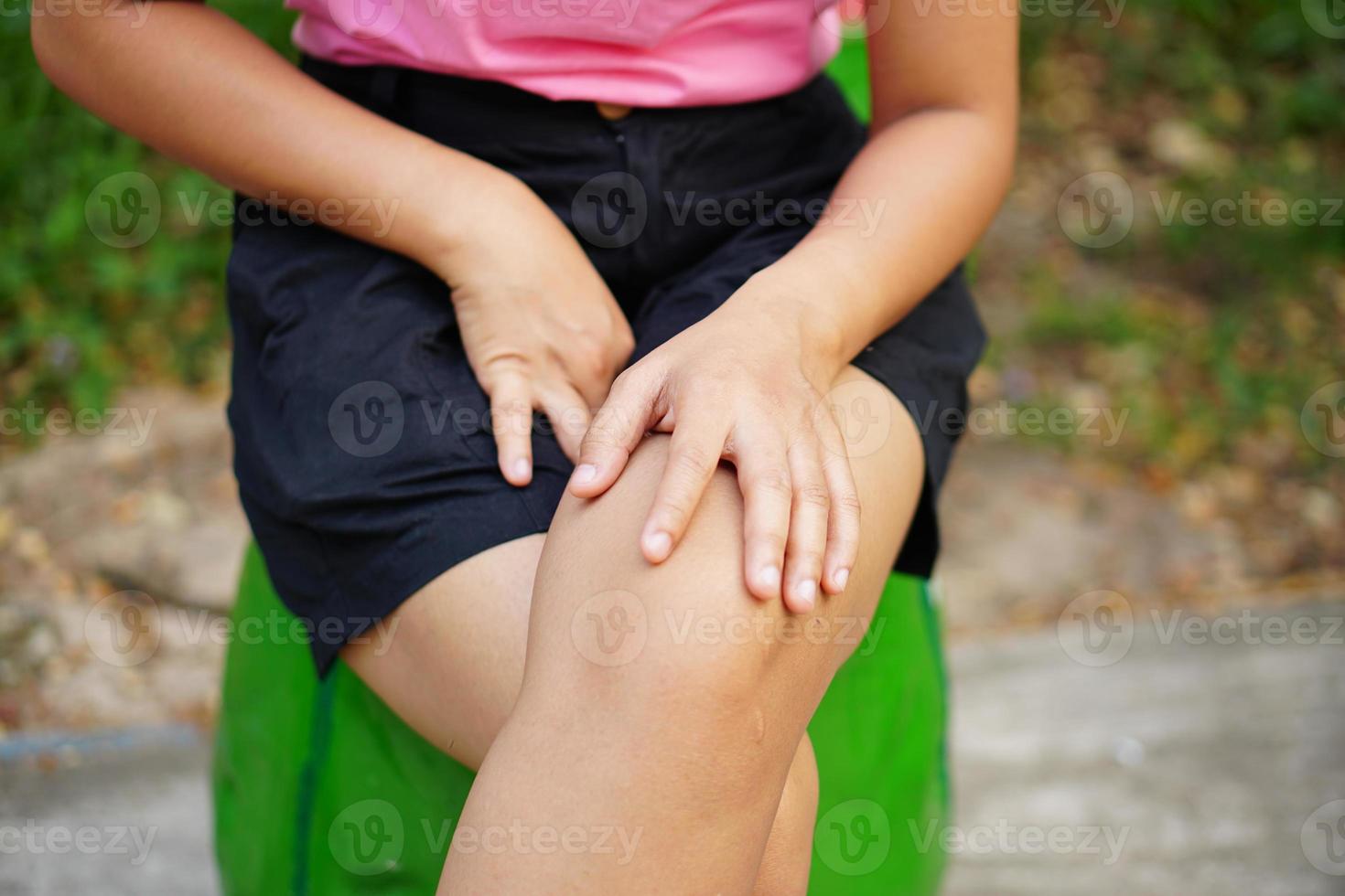 mujer poniendo su mano en su pierna foto