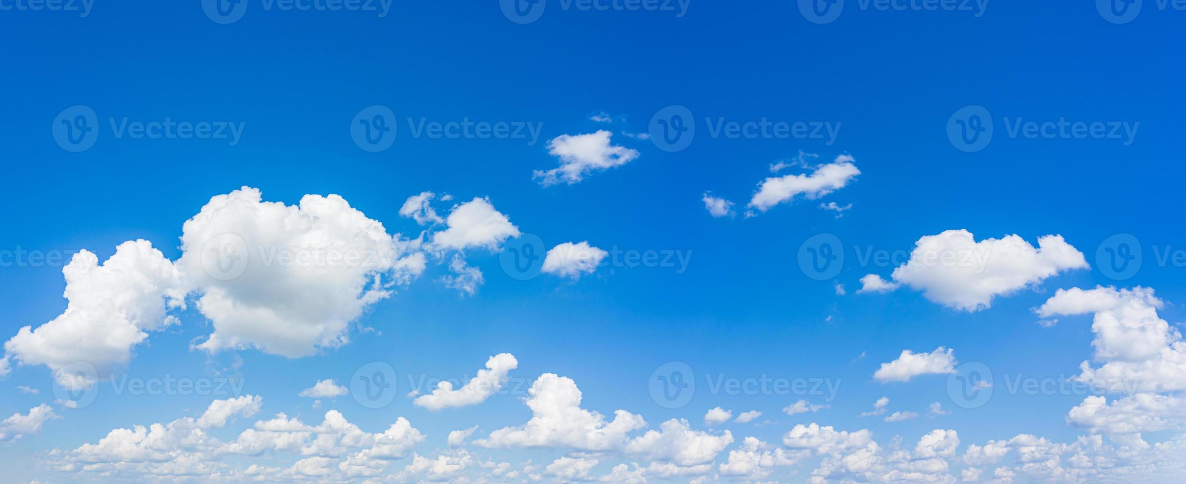 cielo azul panorámico y nubes con fondo natural de luz natural. foto