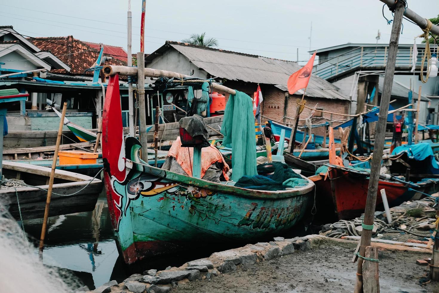 barcos de red de pesca en el puerto estacionado en las aguas de lampung indonesia foto