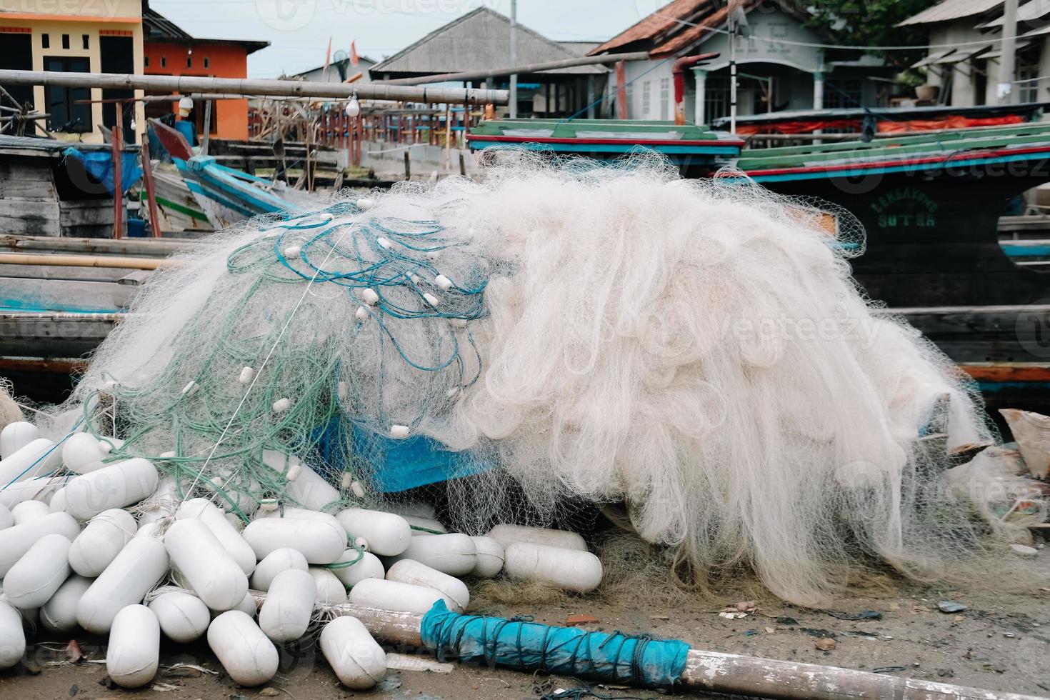 la boya de la red de pesca en el puerto está siendo reparada foto