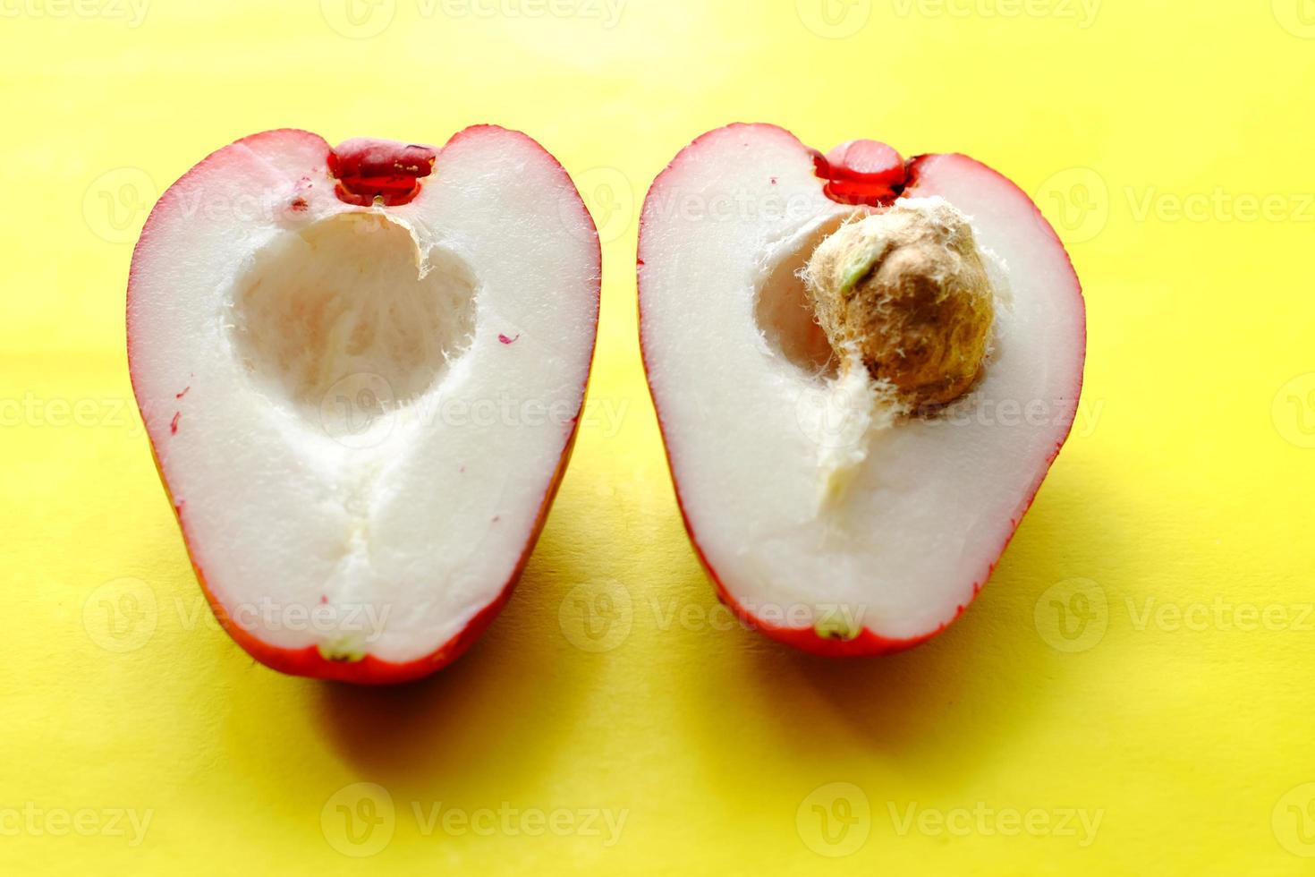 guayaba de agua dulce roja dulce sobre un fondo amarillo foto