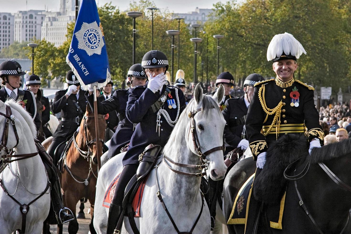 Londres, Reino Unido, 2005. La policía metropolitana intenta no reírse del espectáculo de los alcaldes. foto