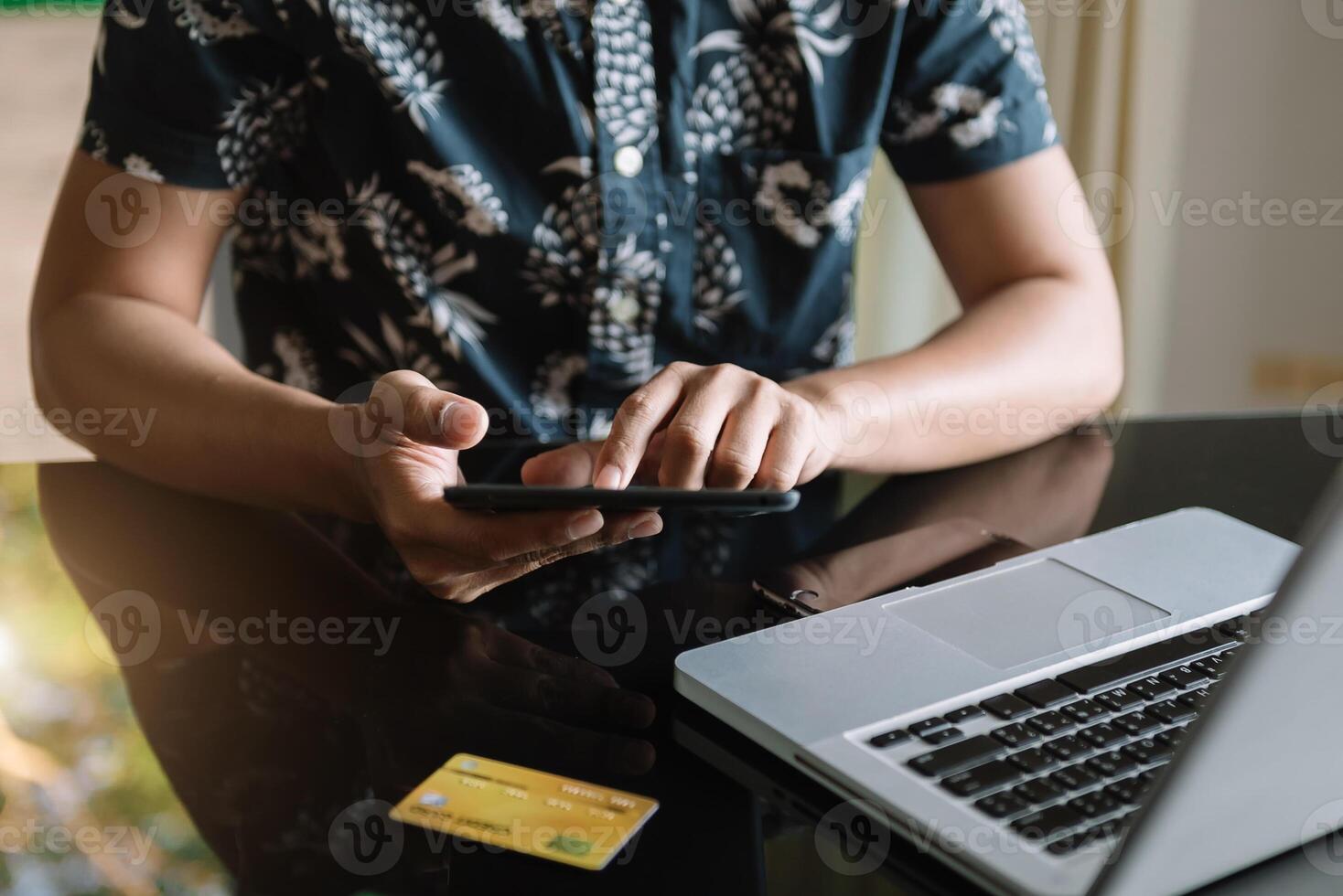 mano de hombre de negocios usando teléfonos inteligentes, pagos de tabletas y compras en línea con tarjeta de crédito, canal omni, computadora de teclado de acoplamiento de tableta digital en la oficina a la luz del sol foto