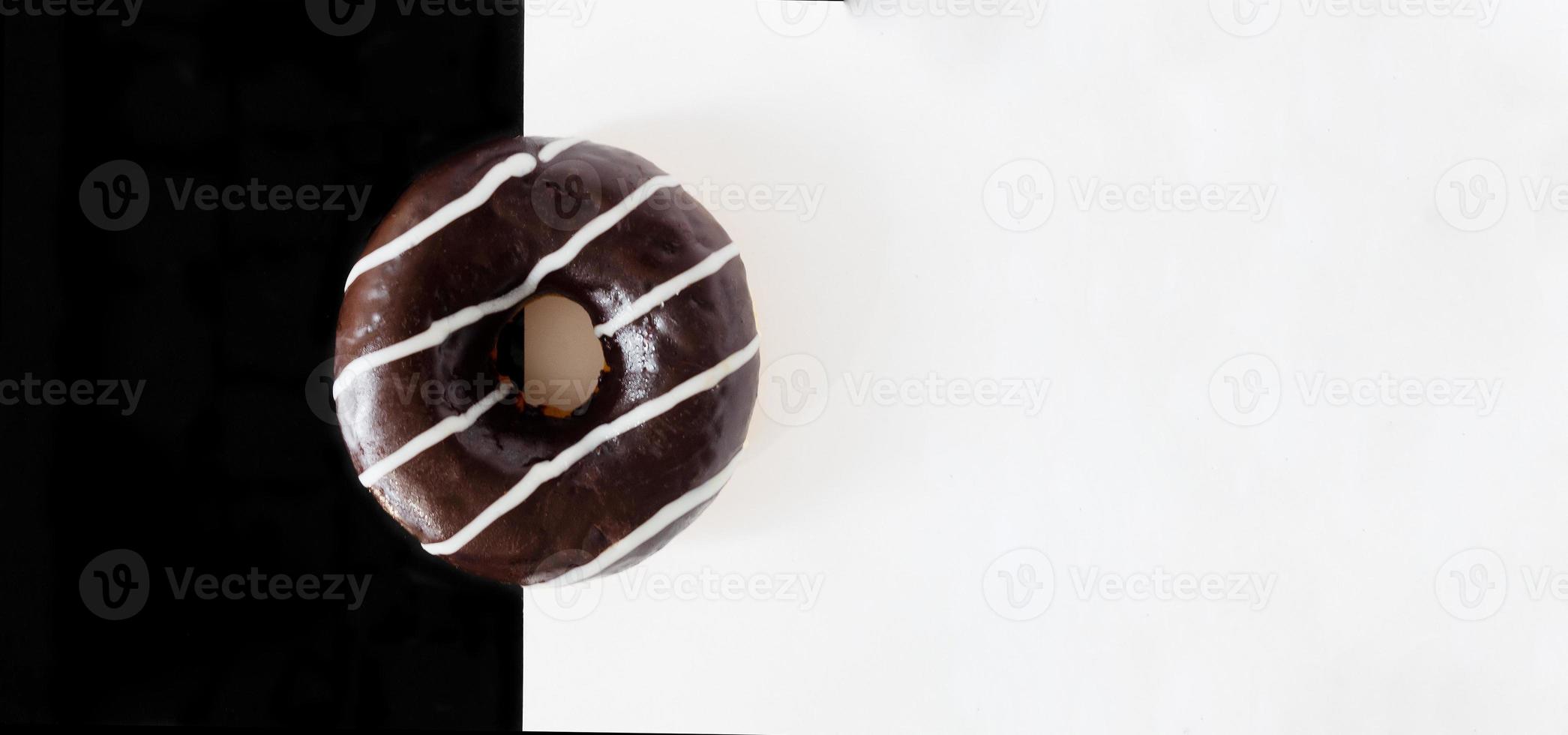 vista superior, donut de chocolate sobre fondo blanco negro. foto