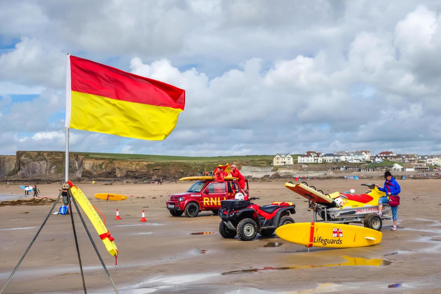 bude, Cornwall, Reino Unido, 2013. rnli socorristas de guardia foto