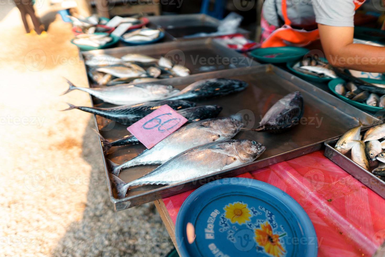 mercado de pescado en krabi, mariscos crudos en un mercado cerca del mar tropical foto