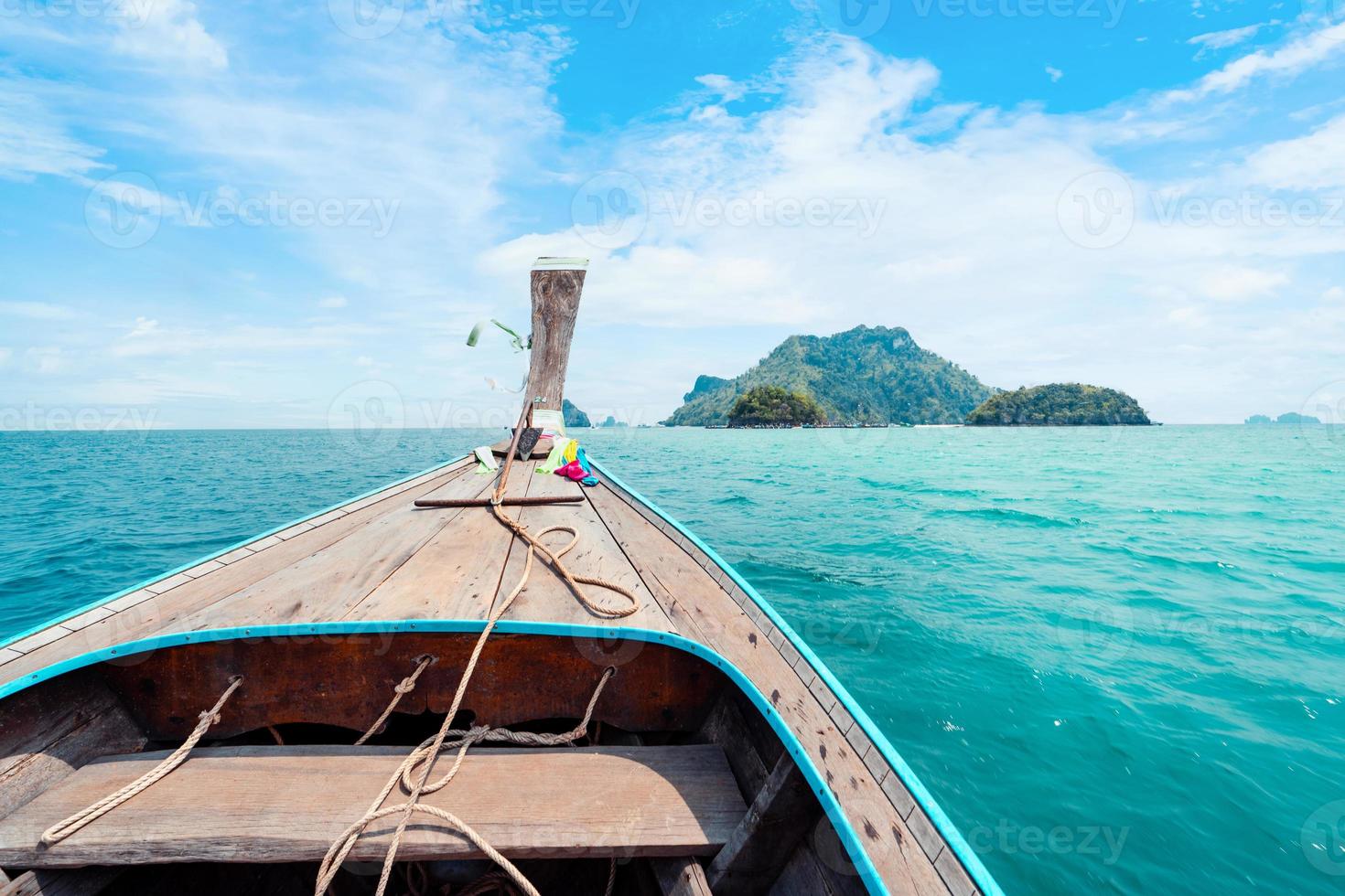 viaje en barco, vistas a la isla y al mar desde un barco de cola larga foto