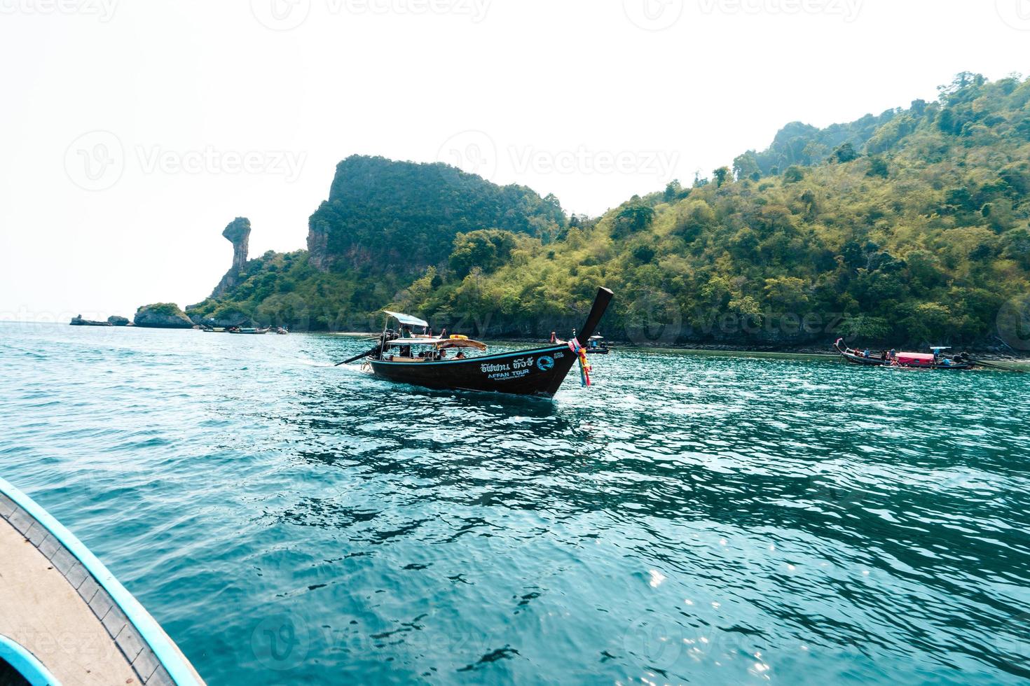 paseos en barco por los mares e islas, viajes en un barco de cola larga foto