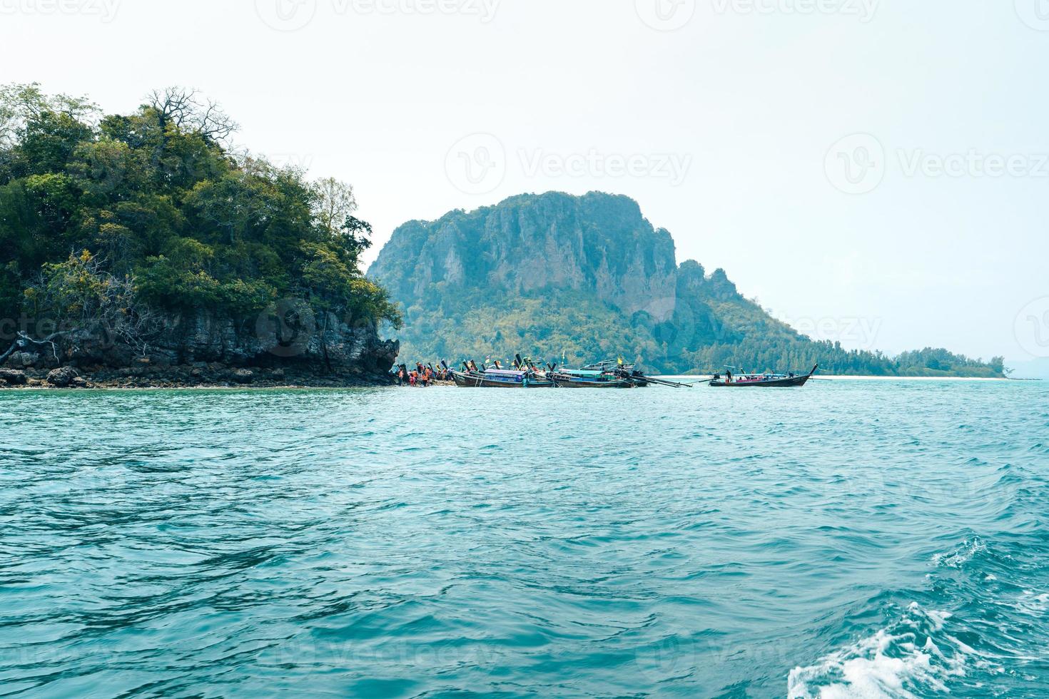 paseos en barco por los mares e islas, viajes en un barco de cola larga foto