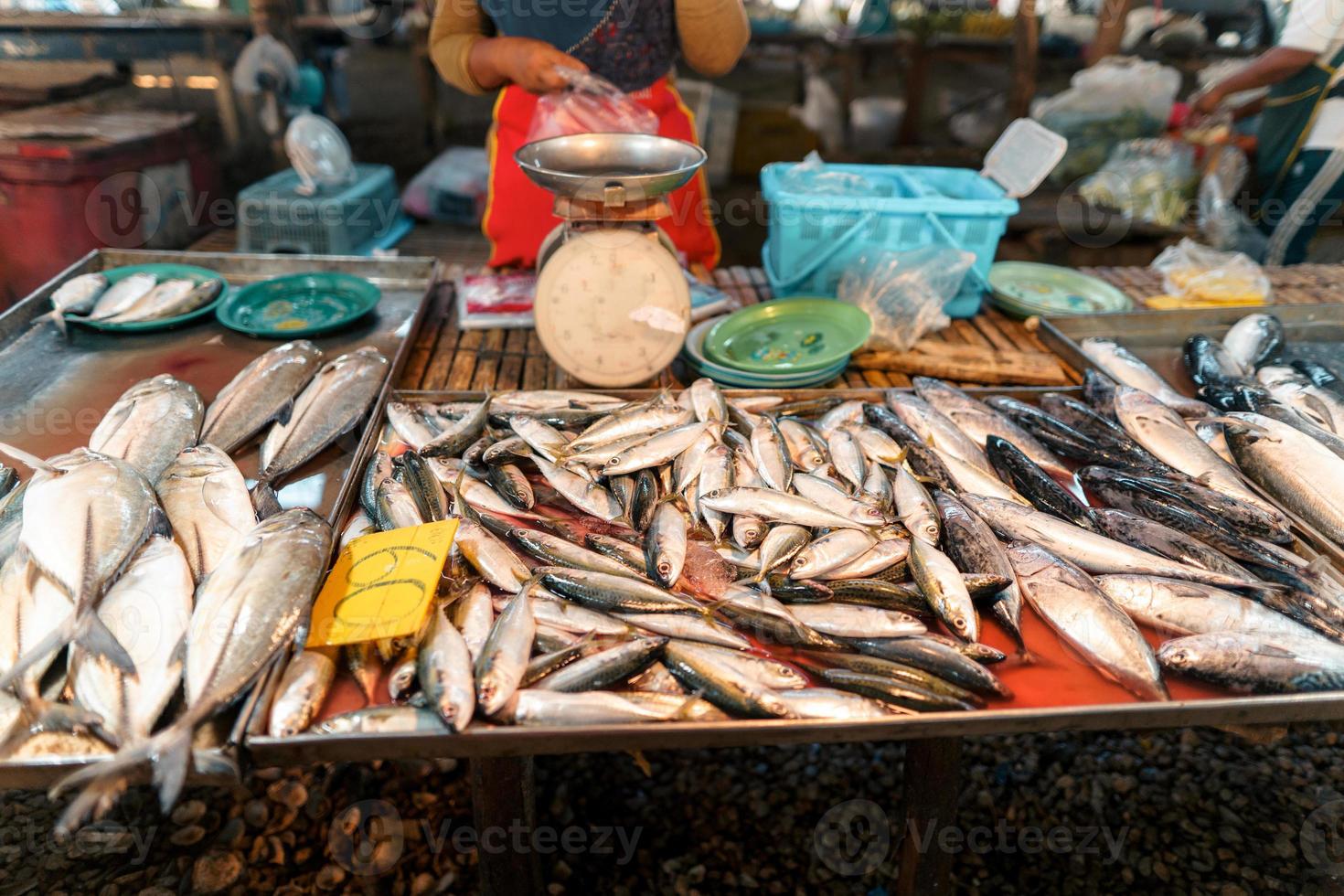 mercado de pescado en krabi, mariscos crudos en un mercado cerca del mar tropical foto