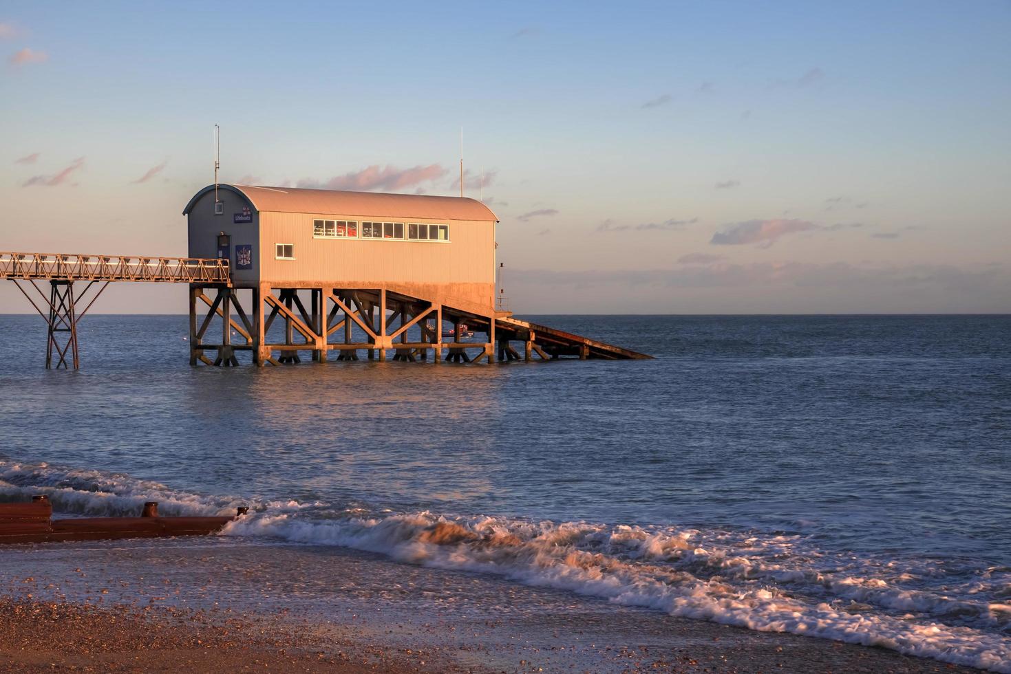 Selsey Bill, West Sussex, Reino Unido, 2013. puesta de sol sobre la estación de botes salvavidas foto