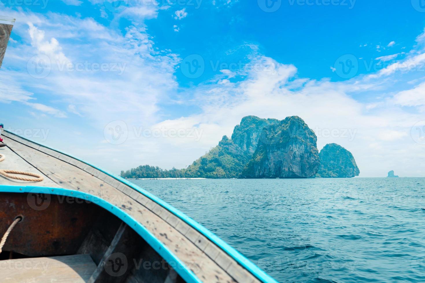 viaje en barco, vistas a la isla y al mar desde un barco de cola larga foto