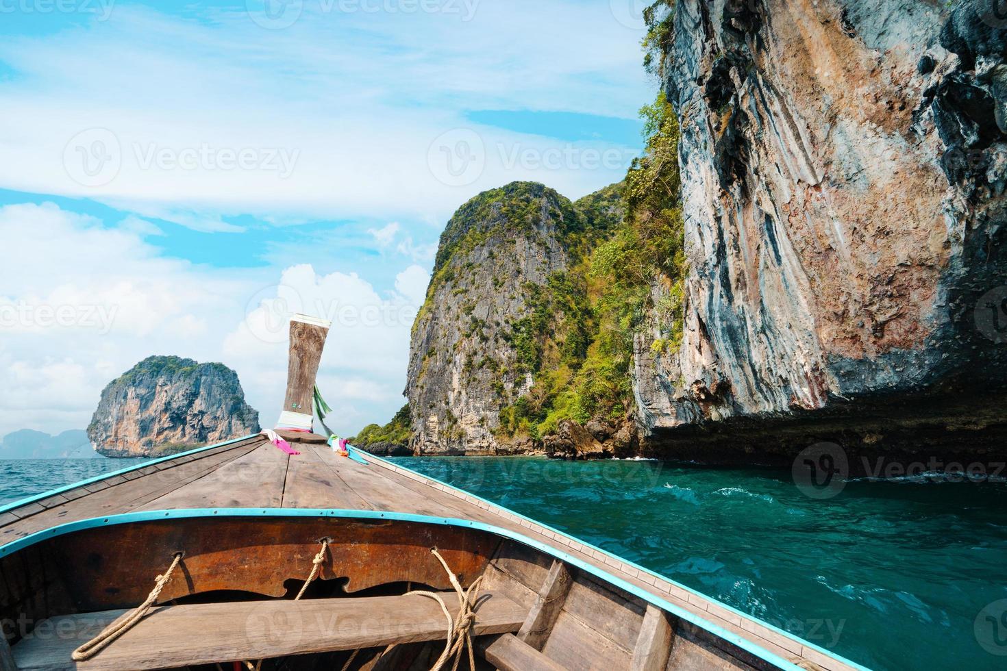 paseos en barco por los mares e islas, viajes en un barco de cola larga foto