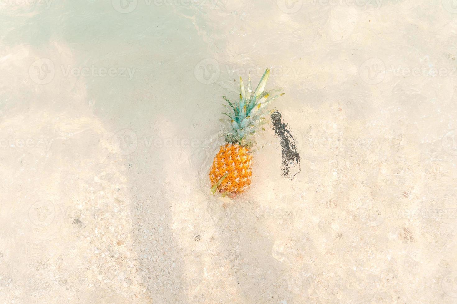 piña en el mar en verano fruta refrescante foto