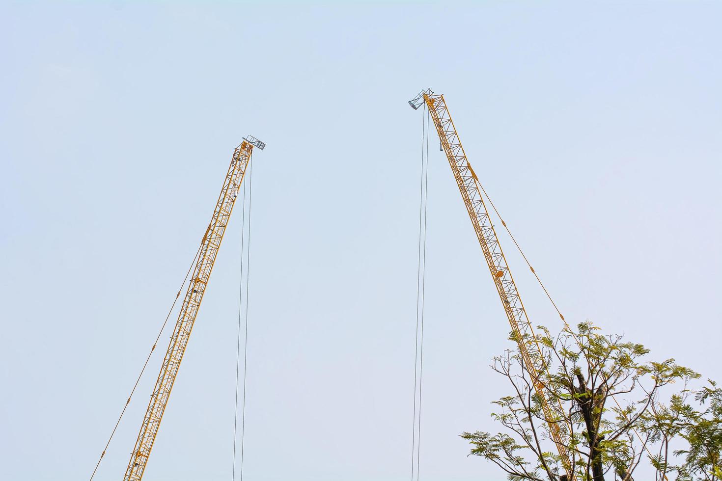 grúa torre es el equipo crítico en la construcción. foto