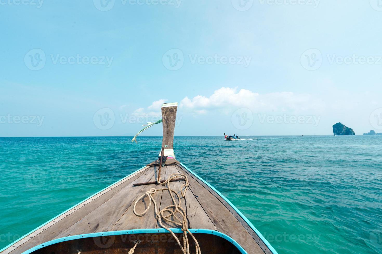 paseos en barco por los mares e islas, viajes en un barco de cola larga foto