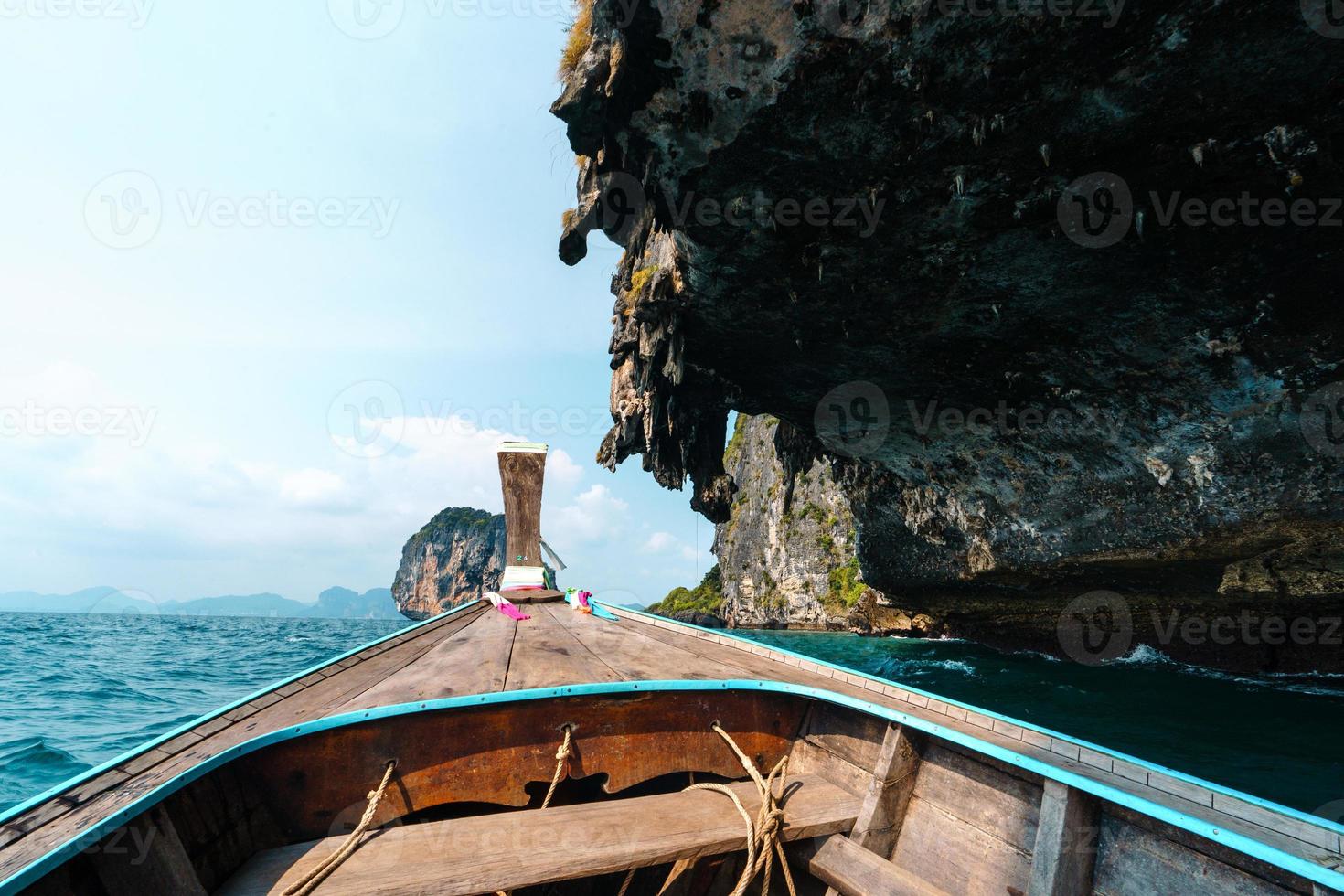 paseos en barco por los mares e islas, viajes en un barco de cola larga foto