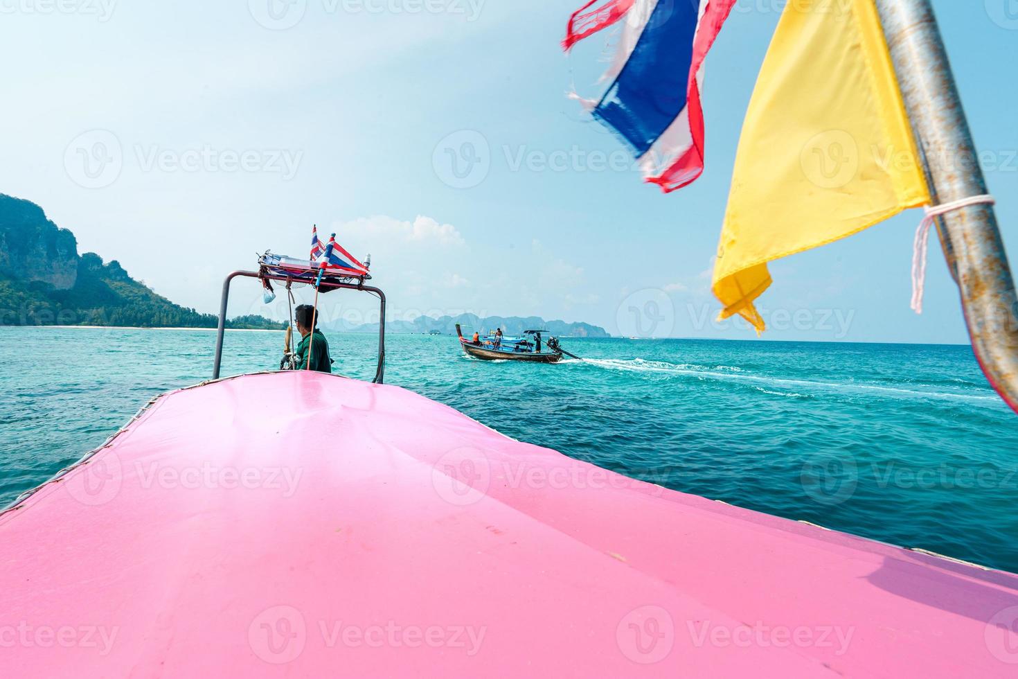 paseos en barco por los mares e islas, viajes en un barco de cola larga foto