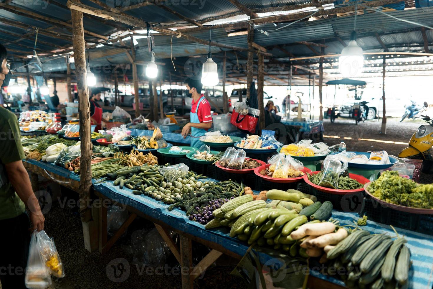 mercado de pescado en krabi, mariscos crudos en un mercado cerca del mar tropical foto