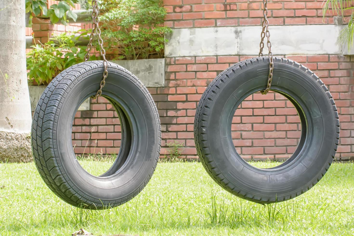 Old tires modify the swing photo