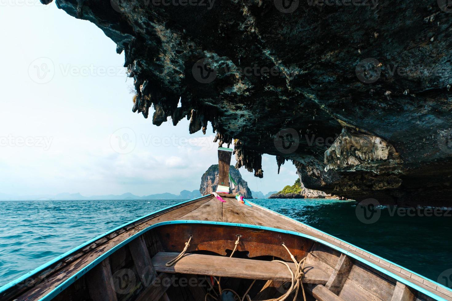 paseos en barco por los mares e islas, viajes en un barco de cola larga foto