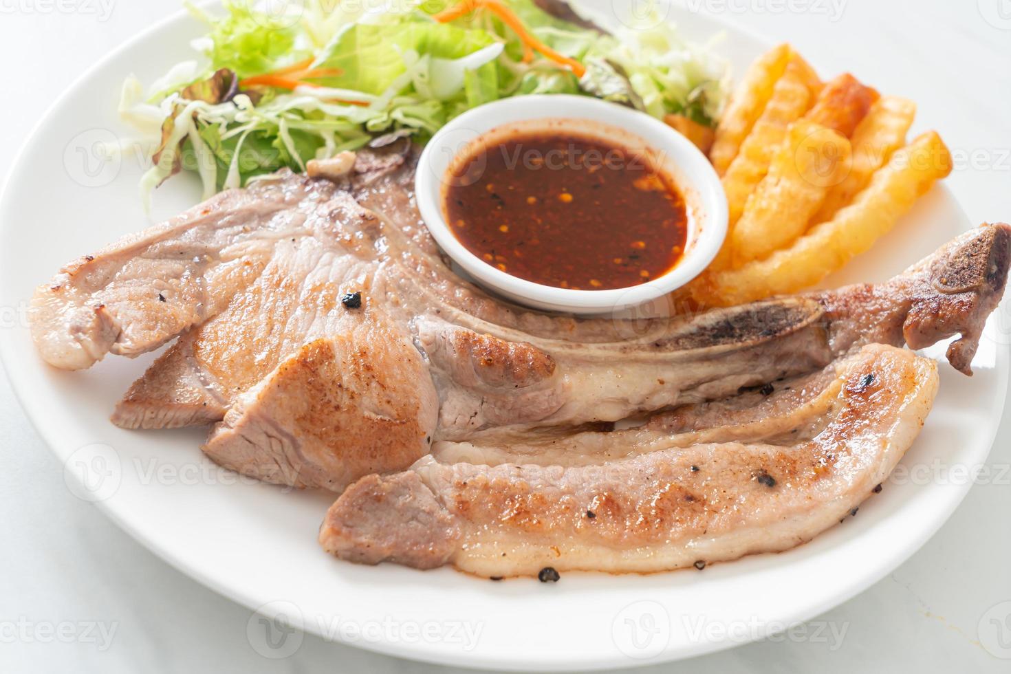 Filete de chuleta de cerdo a la parrilla con salsa picante tailandesa foto