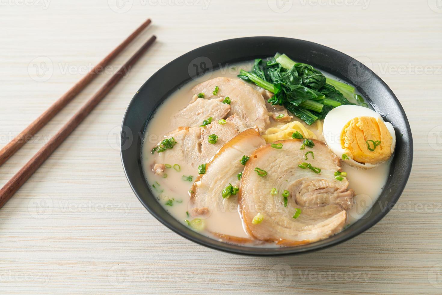 fideos ramen en sopa de huesos de cerdo con cerdo asado y huevo foto