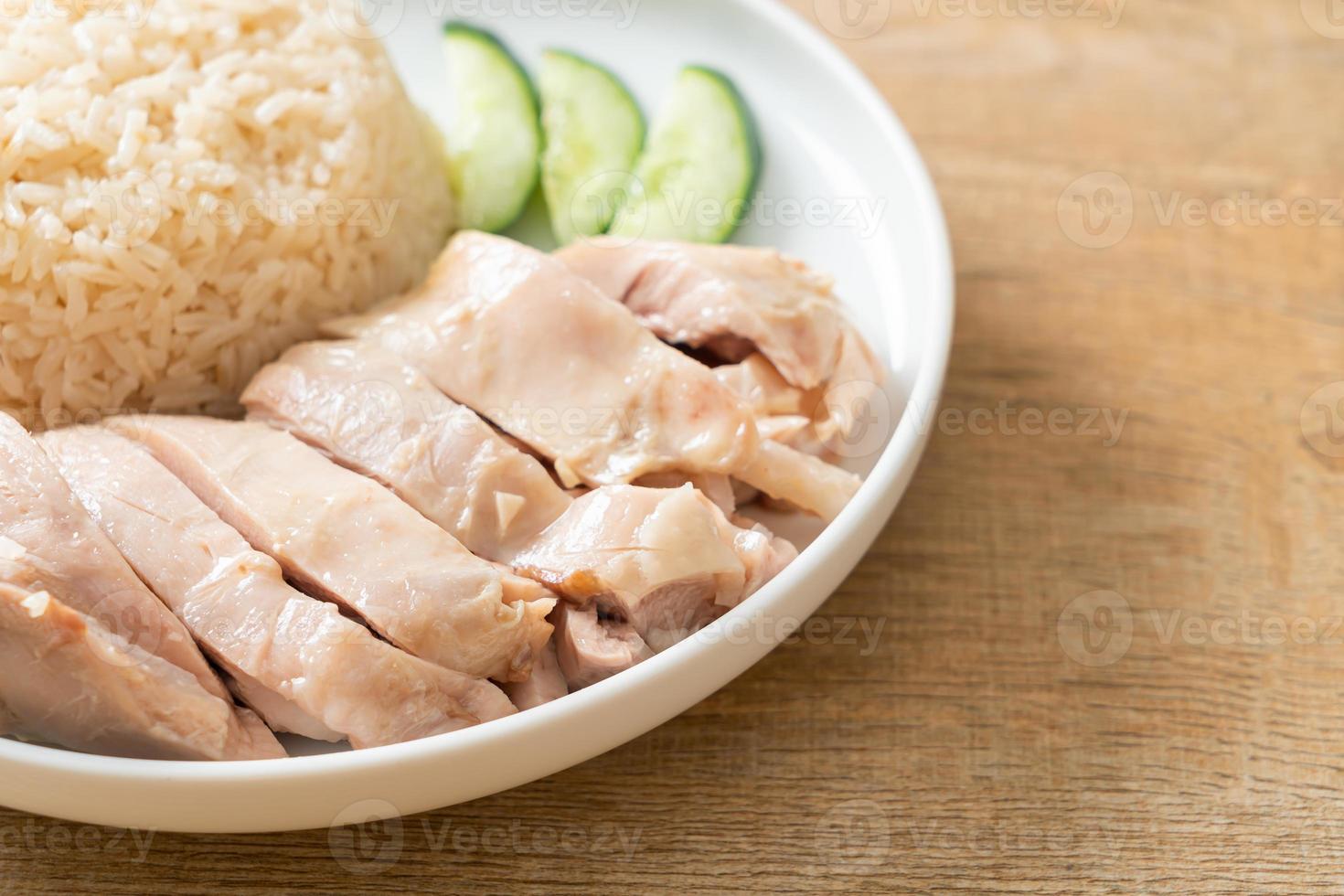 arroz con pollo hainanés o arroz al vapor con sopa de pollo foto