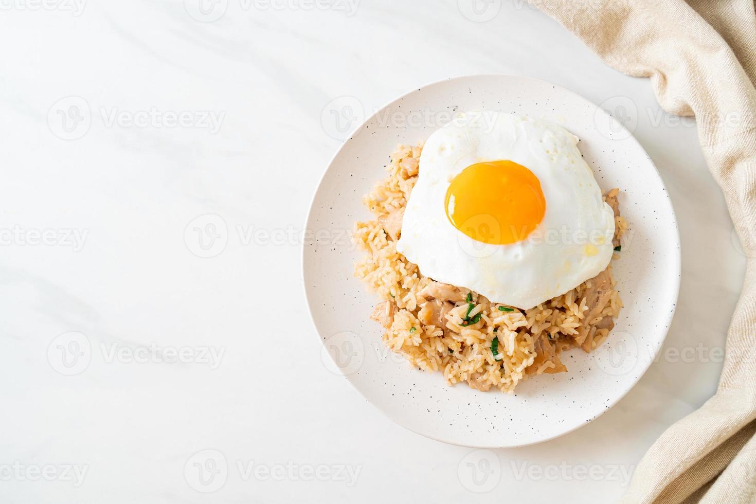 arroz frito con cerdo y huevo frito al estilo japonés foto