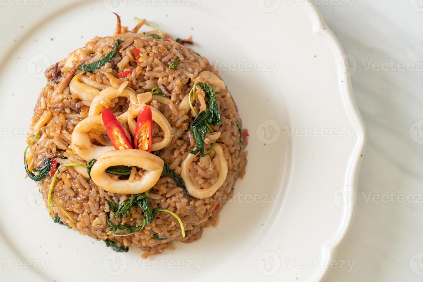 arroz frito con calamares y albahaca al estilo tailandés foto