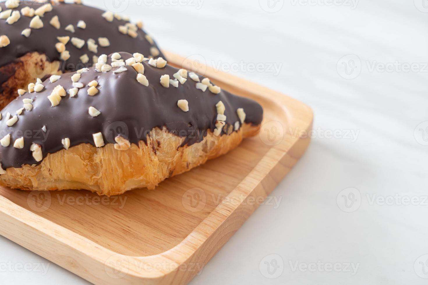 croissant con chocolate y nuez foto