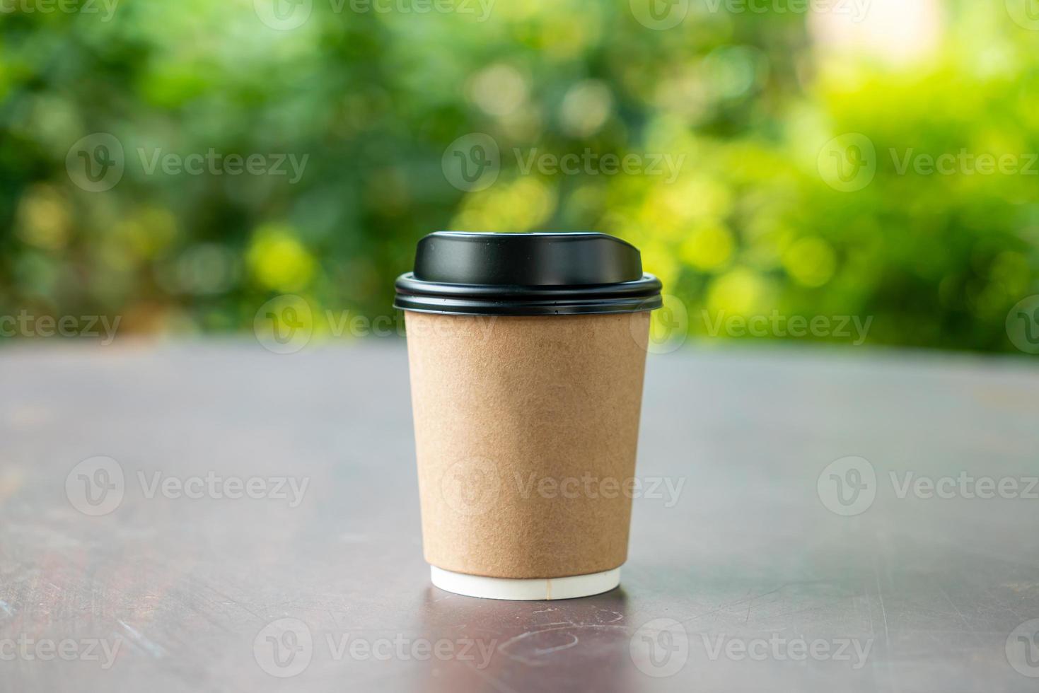 taza de café caliente en la mesa de madera foto