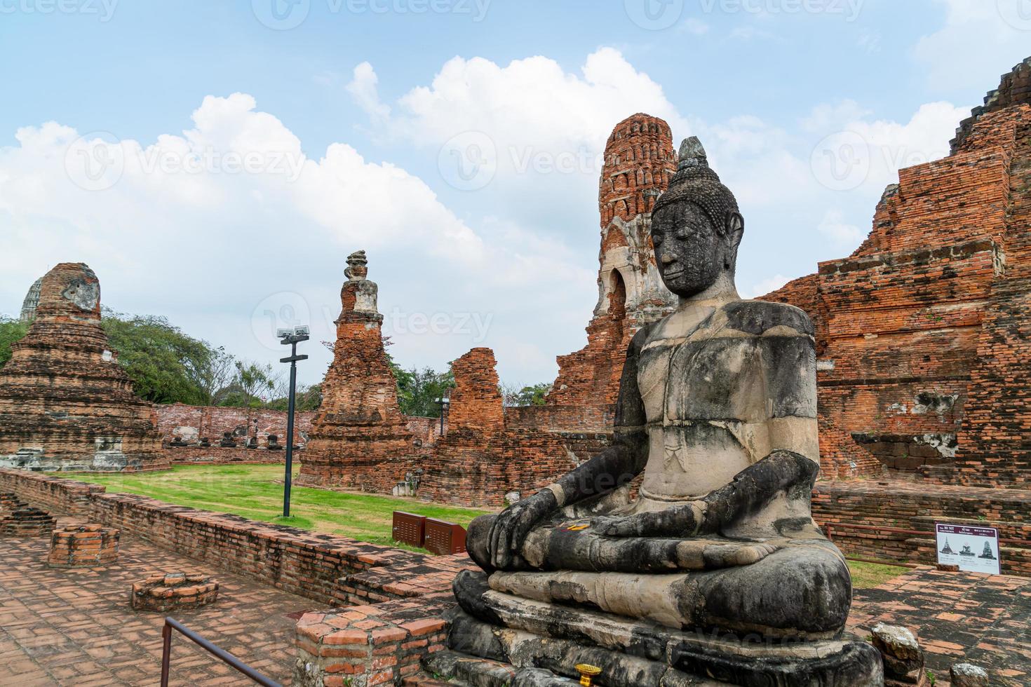 templo wat mahathat en el recinto del parque histórico de sukhothai, un sitio del patrimonio mundial de la unesco en tailandia foto