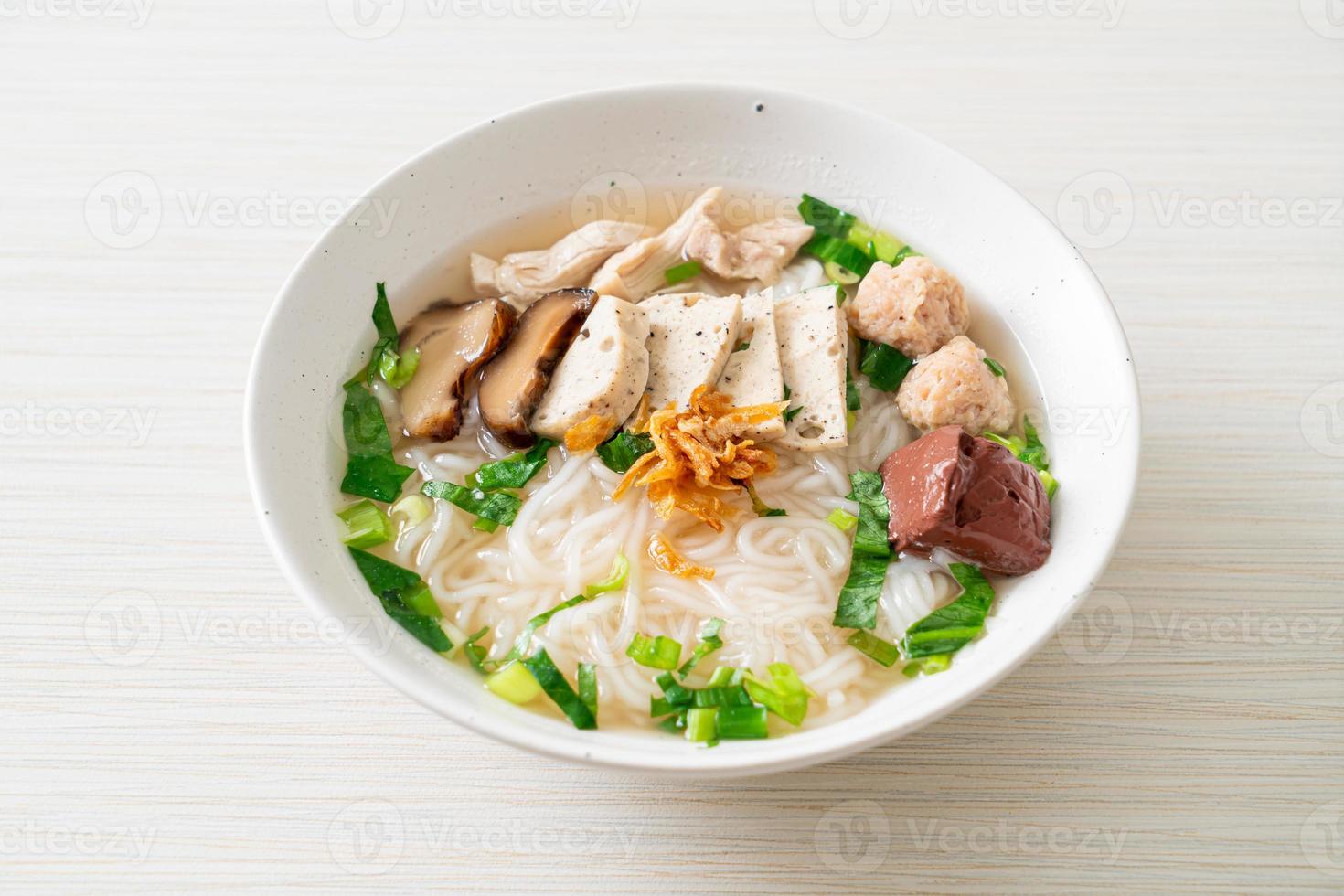 sopa de fideos de arroz vietnamita con salchicha vietnamita servida con verduras y cebolla crujiente foto