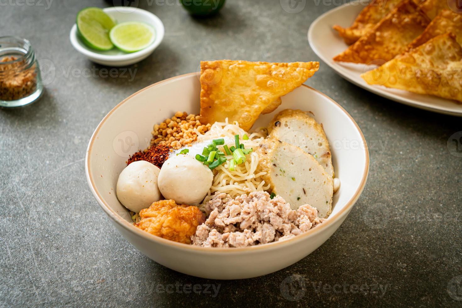 fideos de huevo picantes con bolas de pescado y bolas de camarones sin sopa foto